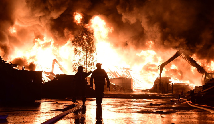 V areálu poblíž elektrárny hoří skládka pražců, velitel zásahu vyhlásil zvláštní stupeň požárního poplachu
