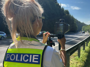 VIDEO: Muž v elektrické tříkolce si to frčel po rychlostní silnici, neměl registrační značky ani řidičák