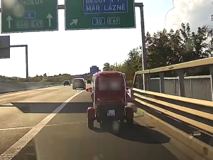 VIDEO: Muž v elektrické tříkolce si to frčel po rychlostní silnici, neměl registrační značky ani řidičák