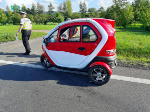 VIDEO: Muž v elektrické tříkolce si to frčel po rychlostní silnici, neměl registrační značky ani řidičák