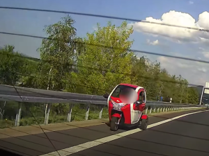VIDEO: Muž v elektrické tříkolce si to frčel po rychlostní silnici, neměl registrační značky ani řidičák