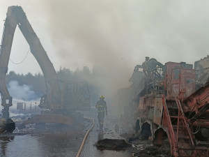 Požár skládky pražců se podařilo zredukovat na polovinu, kouř stále cítit ve velké části kraje