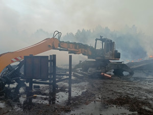 Požár skládky pražců se podařilo zredukovat na polovinu, kouř stále cítit ve velké části kraje