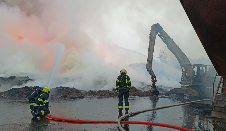 Požár skládky pražců se podařilo zredukovat na polovinu, kouř stále cítit ve velké části kraje