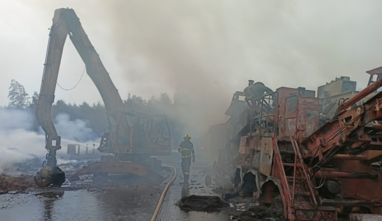 Skládka pražců u Tisové na Sokolovsku už nehoří, místo dál kontrolují hasiči