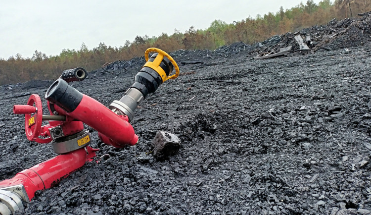 Požár u Sokolova patřil v kraji k největším,hasiči spotřebovali vody jako za rok