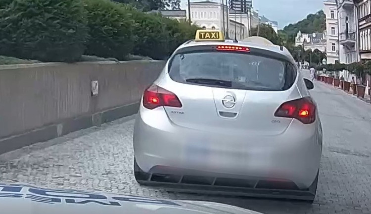 Po Karlových Varech jezdil falešný taxikář bez papírů. Má z toho průšvih