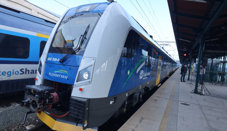 České dráhy budou dalších 15 let zajišťovat provoz spěšných vlaků mezi Plzní a Karlovými Vary