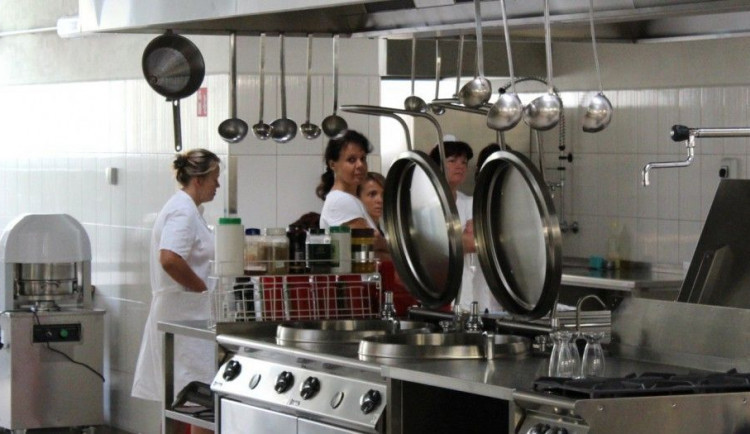 Některé základní školy v Karlovarském kraji zdraží obědy, v průměru o čtyři Kč