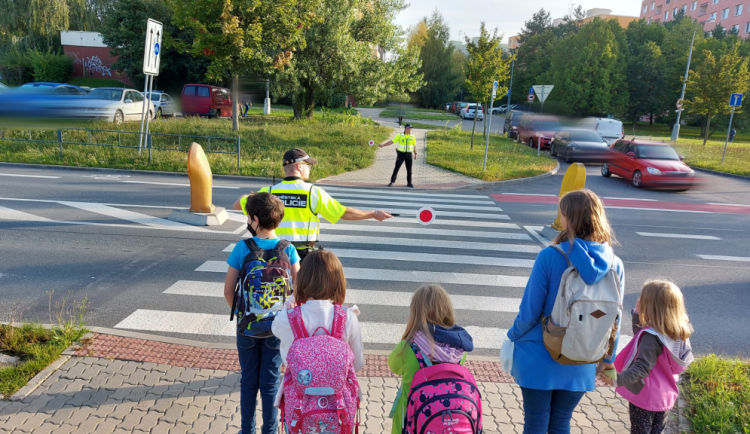 Školáky v Brně pohlídají strážníci, aby se vrátili do lavic a nepili alkohol