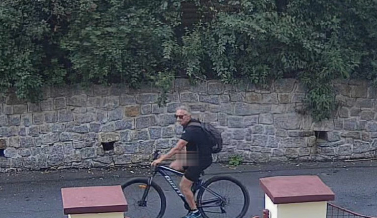 Cyklista při jízdě masturboval a obtěžoval kolemjdoucí ženy. Pátrá po něm policie