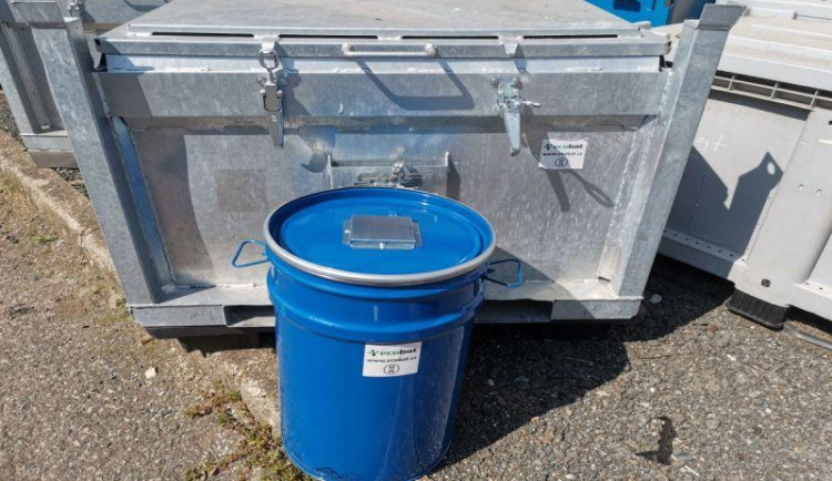 V karlovarských sběrných dvorech přibyly speciální nádoby na nebezpečný odpad 