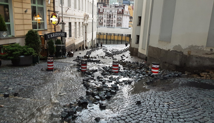 Moravská ulice v Karlových Varech má být do zimy alespoň opravená