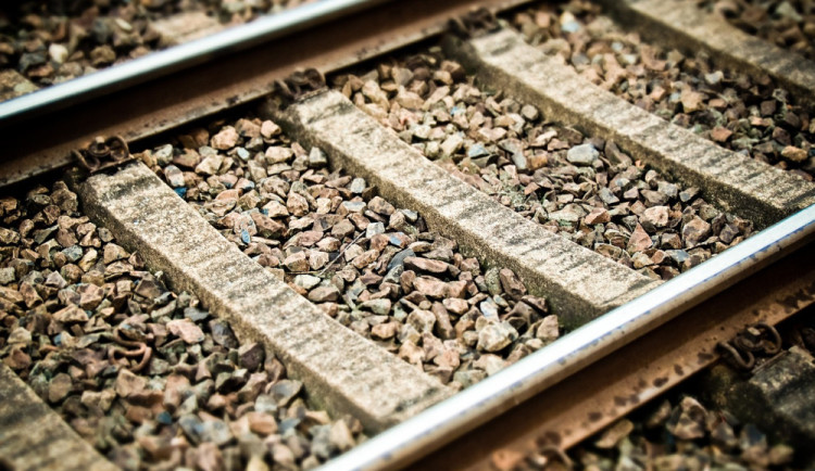 U Mariánských Lázních srazil vlak člověka, doprava je zastavena