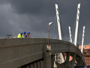 Po nové lávce přes chebské nádraží se lidé poprvé projdou 27. září, monitorovat ji budou tři kamery
