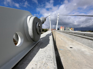 Po nové lávce přes chebské nádraží se lidé poprvé projdou 27. září, monitorovat ji budou tři kamery