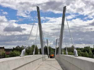 Po nové lávce přes chebské nádraží se lidé poprvé projdou 27. září, monitorovat ji budou tři kamery