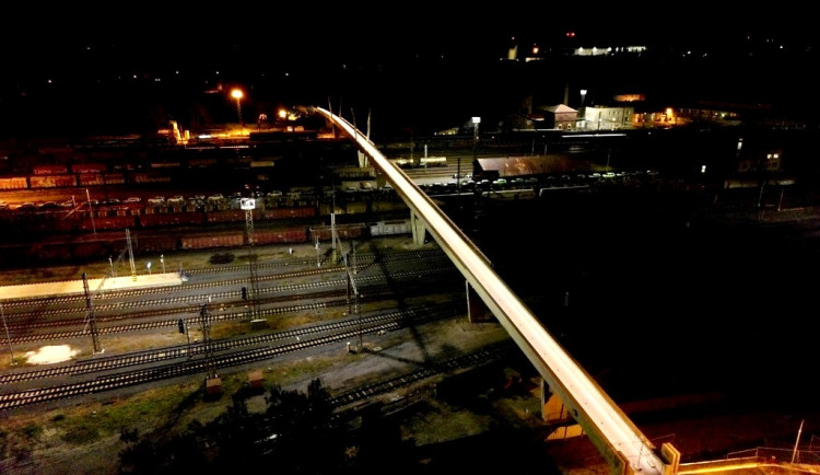 Po nové lávce přes chebské nádraží se lidé poprvé projdou 27. září, monitorovat ji budou tři kamery