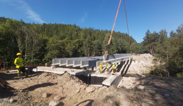 Stavaři na most u Kfel mezi Karlovými Vary a Plzní pokládají 11 nosníků