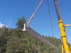 Stavaři na most u Kfel mezi Karlovými Vary a Plzní pokládají 11 nosníků