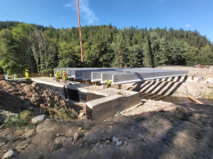 Stavaři na most u Kfel mezi Karlovými Vary a Plzní pokládají 11 nosníků