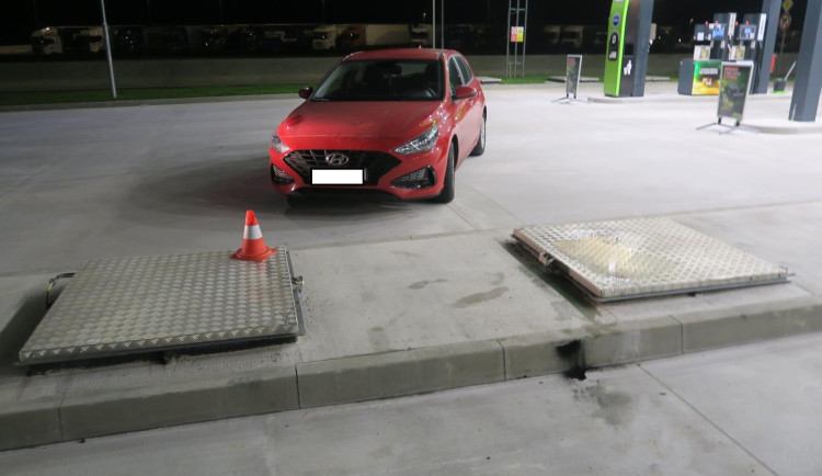 Necelý týden od otevření dálniční odpočívky na ní havaroval první řidič