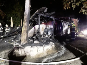 V parku miniatur v Mariánských Lázních shořel stánek, oheň poškodil model Karlštejna