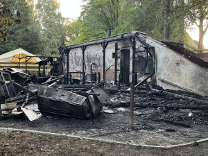 V parku miniatur v Mariánských Lázních shořel stánek, oheň poškodil model Karlštejna