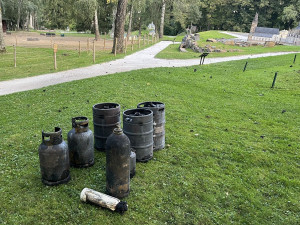 V parku miniatur v Mariánských Lázních shořel stánek, oheň poškodil model Karlštejna