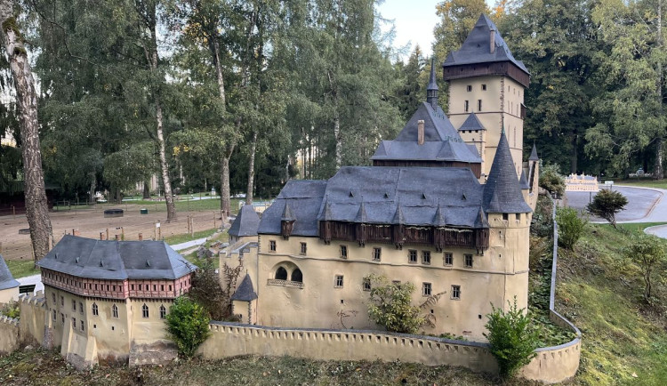 V parku miniatur v Mariánských Lázních shořel stánek, oheň poškodil model Karlštejna.