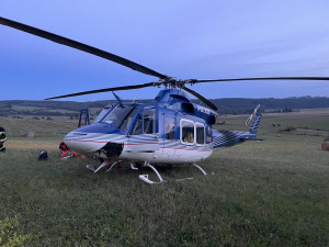 Paraglidista havaroval a zůstal viset v koruně stromu. Zachránil ho hasič, který k němu slanil z vrtulníku policie