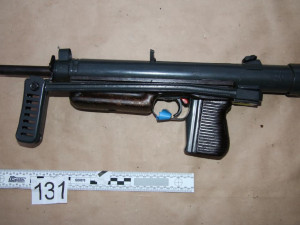 VIDEO: Zásahová jednotka zatýkala obchodníky se zbraněmi a střelivem. Nejstaršímu obviněnému je 81 let