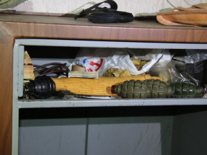 VIDEO: Zásahová jednotka zatýkala obchodníky se zbraněmi a střelivem. Nejstaršímu obviněnému je 81 let