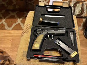 VIDEO: Zásahová jednotka zatýkala obchodníky se zbraněmi a střelivem. Nejstaršímu obviněnému je 81 let