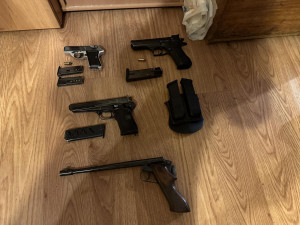 VIDEO: Zásahová jednotka zatýkala obchodníky se zbraněmi a střelivem. Nejstaršímu obviněnému je 81 let