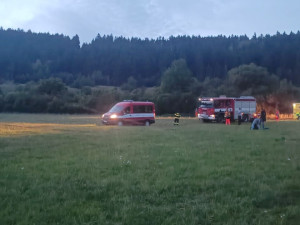 VIDEO: Paraglidista zůstal viset v koruně stromu. Zachránil ho hasič, který k němu slanil z vrtulníku policie