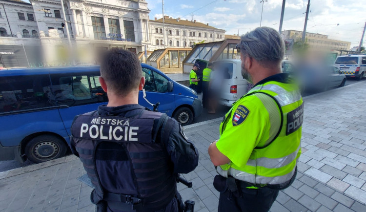 Strážníkům v Brně pomáhají celníci. Neposlušným řidičům rozdávají flastry a botičky