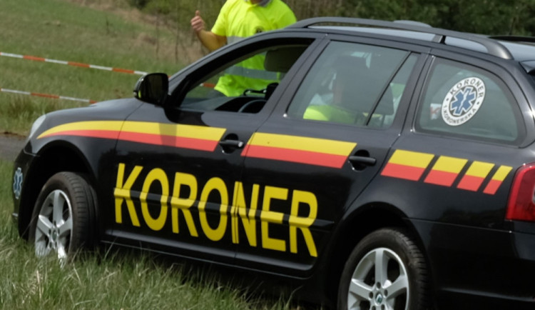 Dvě lidská těla bez známek života se našla v Karlových Varech. Zřejmě jde o vraždu a sebevraždu