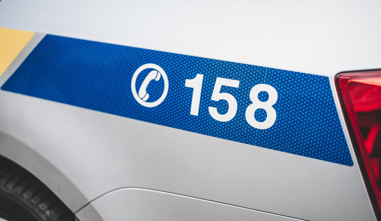 Karlovarští policisté obvinili muže, který vyzýval k násilným útokům