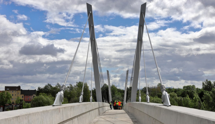 size4-16947954877769-239-po-nove-lavce-pres-chebske-nadrazi-se-lide-poprve-projdou-27-zari-monitorovat-ji-budou-tri-kamery