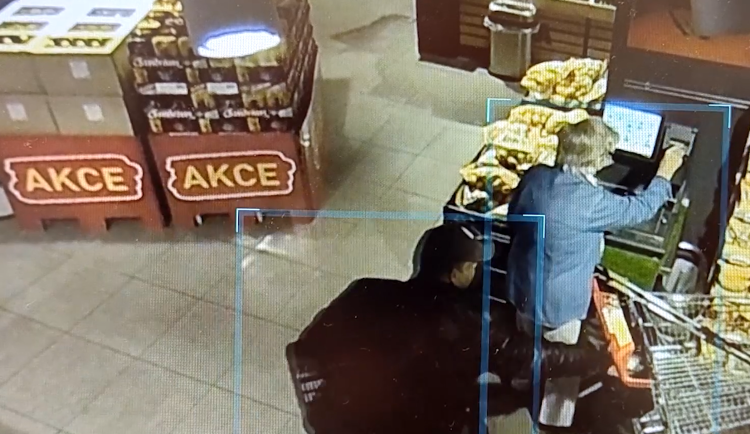 VIDEO: Kapsář ukradl devadesátileté ženě batoh přímo z vozíku, přišla o mobil i peníze