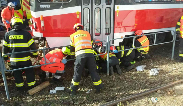 Mladíka v Brně uvěznila na kolejích šalina. K vyproštění hasiči použili hydraulický zvedák