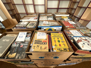 Desítky tisíc knih se přesunuly z polic do krabic od banánů, stěhování chodovské knihovny potrvá dva dny