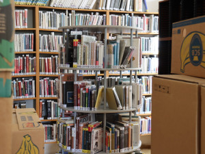 Desítky tisíc knih se přesunuly z polic do krabic od banánů, stěhování chodovské knihovny potrvá dva dny