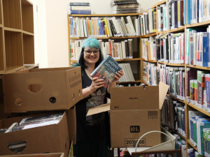 Desítky tisíc knih se přesunuly z polic do krabic od banánů, stěhování chodovské knihovny potrvá dva dny
