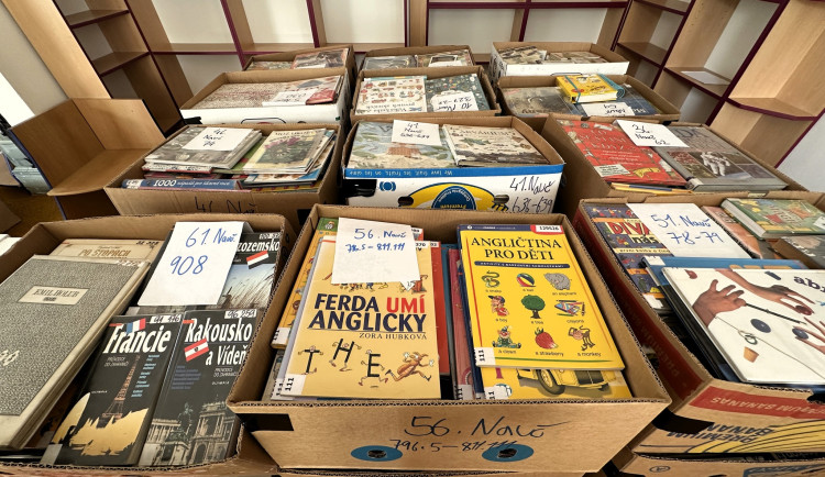 Desítky tisíc knih se přesunuly z polic do krabic od banánů, stěhování chodovské knihovny potrvá dva dny