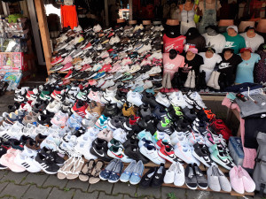 Trhovci nabízeli nejen padělky značkového zboží, ale prodávali také léky bez patřičných povolení