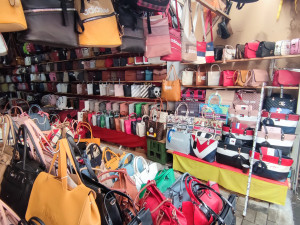 Trhovci nabízeli nejen padělky značkového zboží, ale prodávali také léky bez patřičných povolení