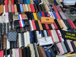 Trhovci nabízeli nejen padělky značkového zboží, ale prodávali také léky bez patřičných povolení