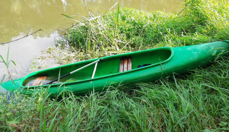 S touto lodí pachatel daleko neodplul a jeho neslavná jízda skončila přímo před policejní hlídkou